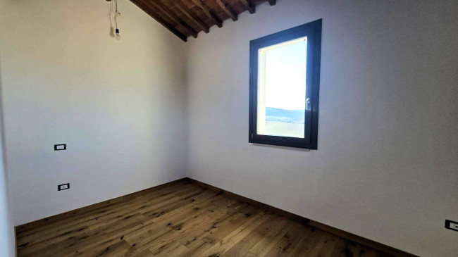 Porzione terratetto di villa bifamiliare con giardino privato e piscina condominiale in vendita a Lajatico