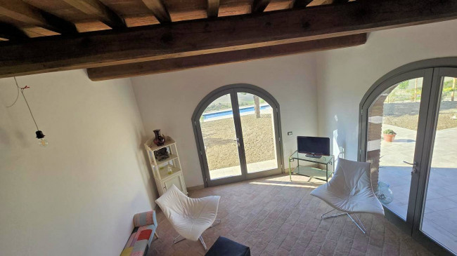 Porzione terratetto di villa bifamiliare con giardino privato e piscina condominiale in vendita a Lajatico
