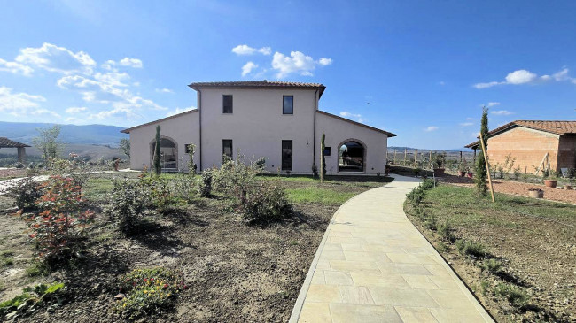 Porzione terratetto di villa bifamiliare con giardino privato e piscina condominiale in vendita a Lajatico