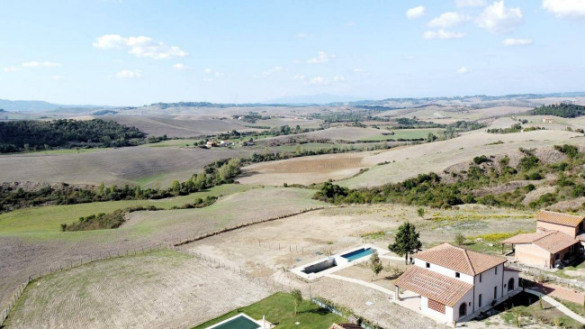 Porzione terratetto di villa bifamiliare con giardino privato e piscina condominiale in vendita a Lajatico