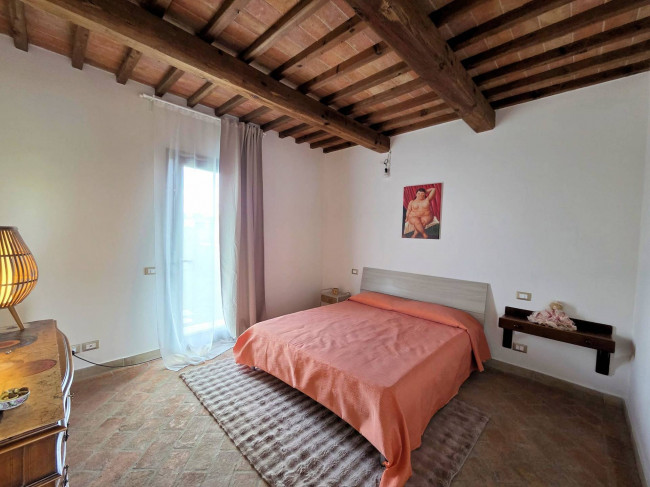Porzione terratetto di villa bifamiliare con giardino privato e piscina condominiale in vendita a Lajatico