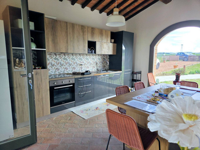 Porzione terratetto di villa bifamiliare con giardino privato e piscina condominiale in vendita a Lajatico