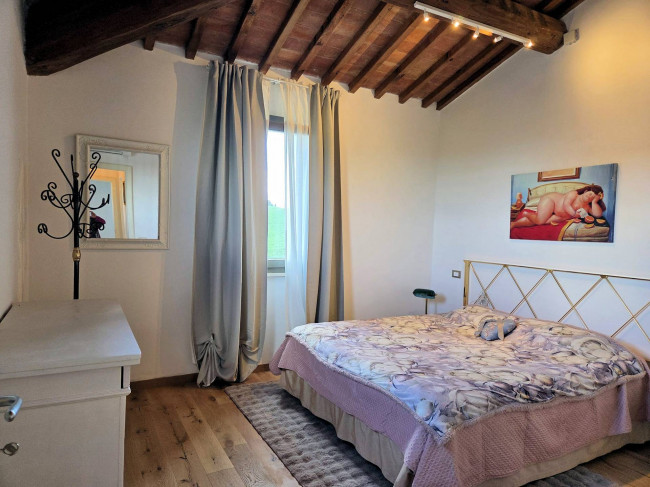Porzione terratetto di villa bifamiliare con giardino privato e piscina condominiale in vendita a Lajatico