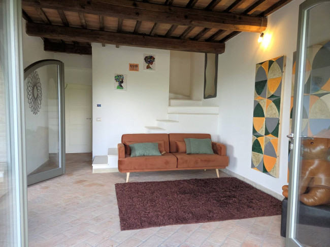 Porzione terratetto di villa bifamiliare con giardino privato e piscina condominiale in vendita a Lajatico