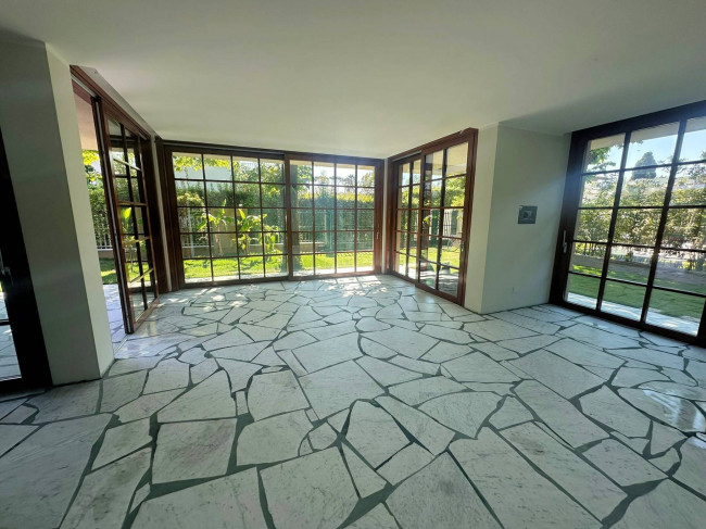 Villa di ampia superficie in zona residenziale con rifiniture di altissimo livello in vendita a Forte dei Marmi