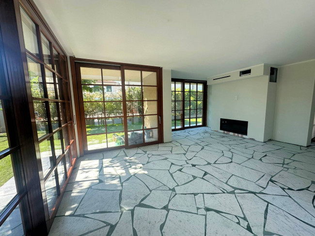 Villa di ampia superficie in zona residenziale con rifiniture di altissimo livello in vendita a Forte dei Marmi