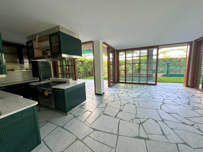 Villa di ampia superficie in zona residenziale con rifiniture di altissimo livello in vendita a Forte dei Marmi