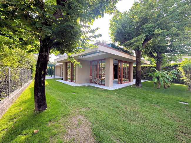 Villa di ampia superficie in zona residenziale con rifiniture di altissimo livello in vendita a Forte dei Marmi