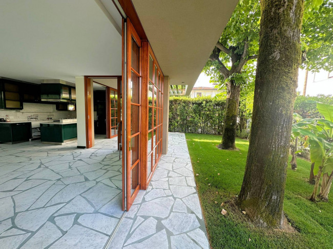 Villa di ampia superficie in zona residenziale con rifiniture di altissimo livello in vendita a Forte dei Marmi