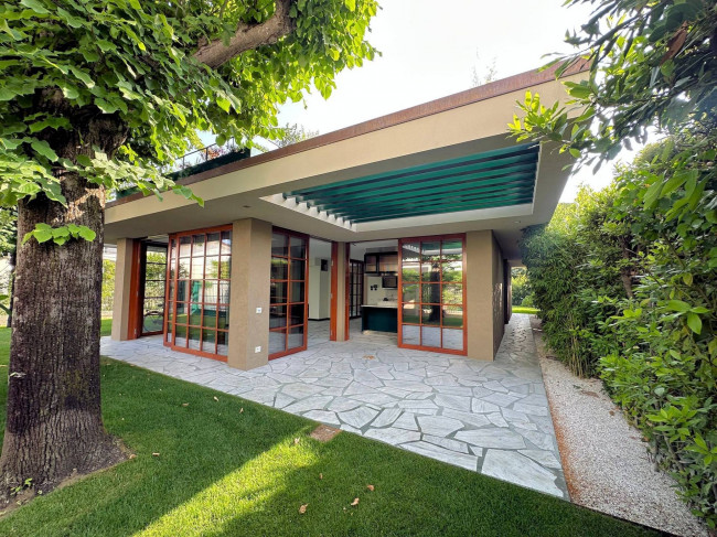 Villa di ampia superficie in zona residenziale con rifiniture di altissimo livello in vendita a Forte dei Marmi