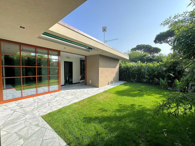 Villa di ampia superficie in zona residenziale con rifiniture di altissimo livello in vendita a Forte dei Marmi