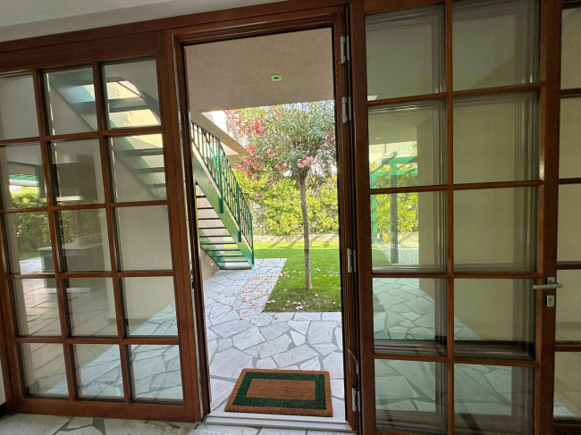 Villa di ampia superficie in zona residenziale con rifiniture di altissimo livello in vendita a Forte dei Marmi