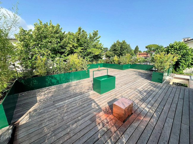 Villa di ampia superficie in zona residenziale con rifiniture di altissimo livello in vendita a Forte dei Marmi