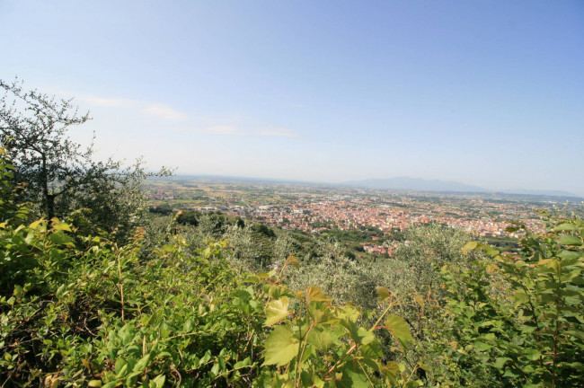 Attico disposto su due livelli completamente ristrutturato con ampie terrazze panoramiche e ascensore in vendita a Montecatini-Terme