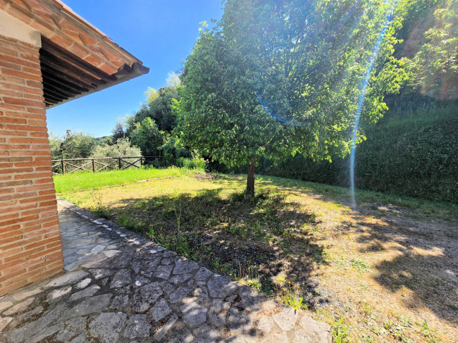 Rustico in stile Toscano con terreno in splendida posizione in vendita a Montopoli in Val d'Arno