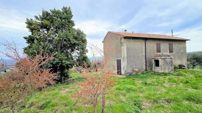 Podere in posizione collinare con ampio terreno e vista panoramica fino al mare in vendita a Roccastrada