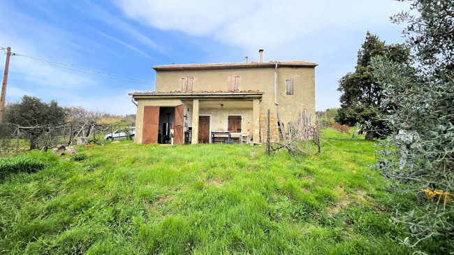 Podere in posizione collinare con ampio terreno e vista panoramica fino al mare in vendita a Roccastrada