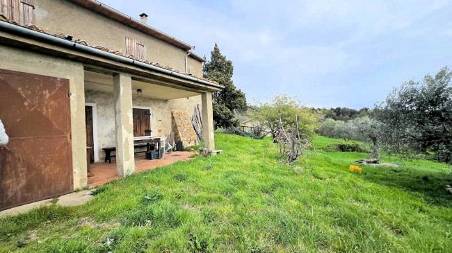 Podere in posizione collinare con ampio terreno e vista panoramica fino al mare in vendita a Roccastrada