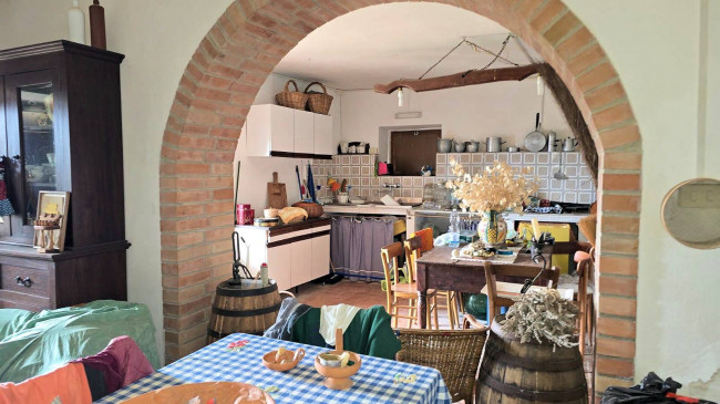 Podere in posizione collinare con ampio terreno e vista panoramica fino al mare in vendita a Roccastrada
