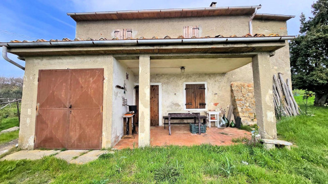 Podere in posizione collinare con ampio terreno e vista panoramica fino al mare in vendita a Roccastrada