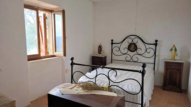 Podere in posizione collinare con ampio terreno e vista panoramica fino al mare in vendita a Roccastrada