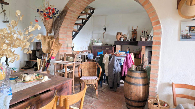 Podere in posizione collinare con ampio terreno e vista panoramica fino al mare in vendita a Roccastrada