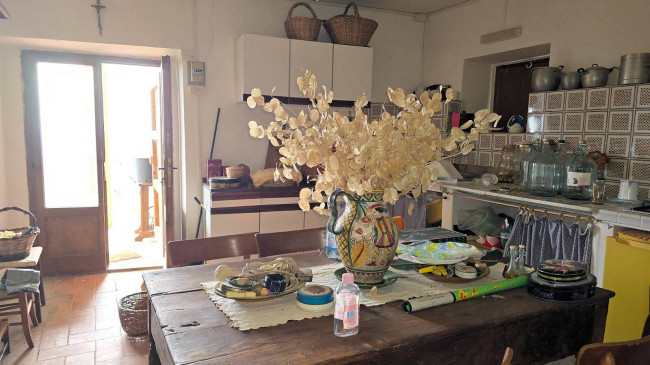 Podere in posizione collinare con ampio terreno e vista panoramica fino al mare in vendita a Roccastrada