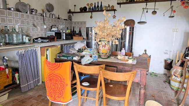 Podere in posizione collinare con ampio terreno e vista panoramica fino al mare in vendita a Roccastrada
