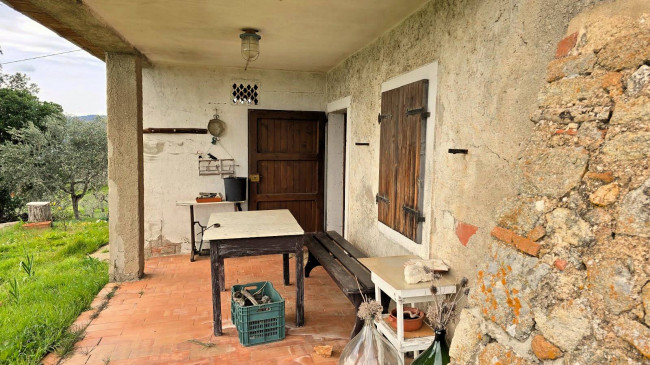 Podere in posizione collinare con ampio terreno e vista panoramica fino al mare in vendita a Roccastrada
