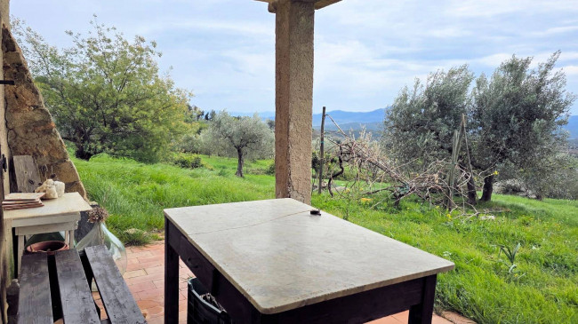Podere in posizione collinare con ampio terreno e vista panoramica fino al mare in vendita a Roccastrada