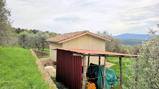 Podere in posizione collinare con ampio terreno e vista panoramica fino al mare in vendita a Roccastrada