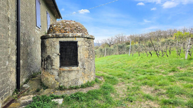 Podere in posizione collinare con ampio terreno e vista panoramica fino al mare in vendita a Roccastrada