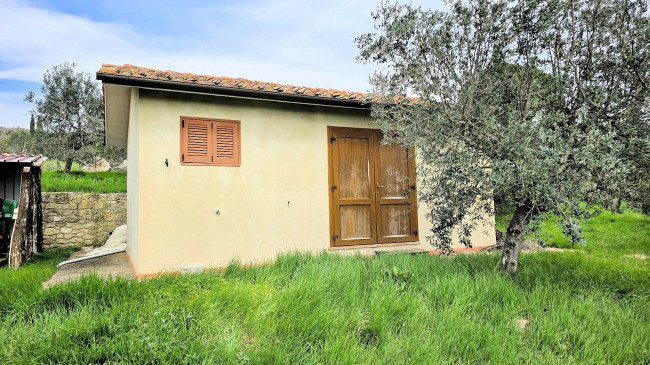 Podere in posizione collinare con ampio terreno e vista panoramica fino al mare in vendita a Roccastrada