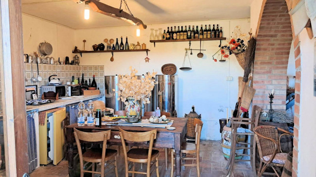 Podere in posizione collinare con ampio terreno e vista panoramica fino al mare in vendita a Roccastrada