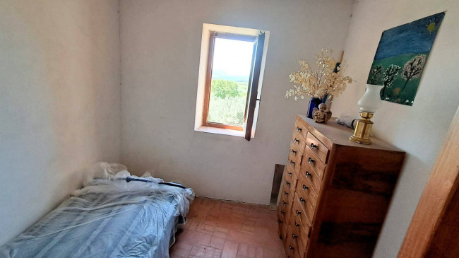 Podere in posizione collinare con ampio terreno e vista panoramica fino al mare in vendita a Roccastrada
