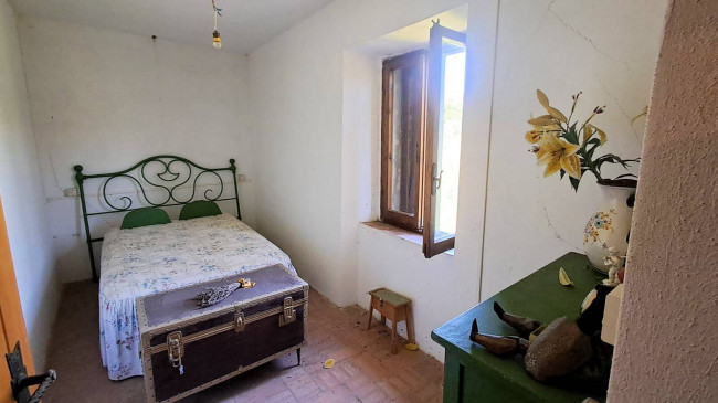 Podere in posizione collinare con ampio terreno e vista panoramica fino al mare in vendita a Roccastrada