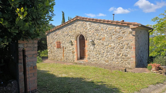 Rustico ristrutturato con ampio terreno e vista panoramica in vendita a Roccastrada