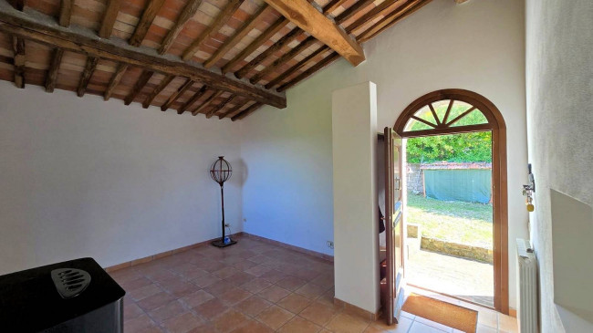 Rustico ristrutturato con ampio terreno e vista panoramica in vendita a Roccastrada