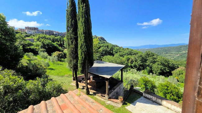 Rustico ristrutturato con ampio terreno e vista panoramica in vendita a Roccastrada