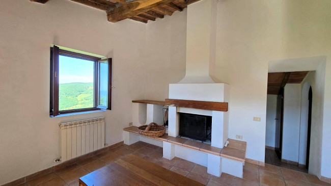 Rustico ristrutturato con ampio terreno e vista panoramica in vendita a Roccastrada