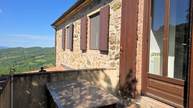 Rustico ristrutturato con ampio terreno e vista panoramica in vendita a Roccastrada