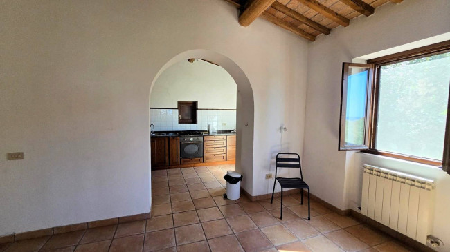 Rustico ristrutturato con ampio terreno e vista panoramica in vendita a Roccastrada