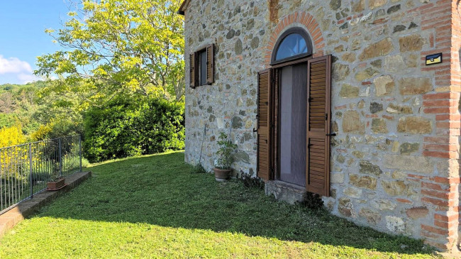 Rustico ristrutturato con ampio terreno e vista panoramica in vendita a Roccastrada