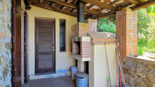 Rustico ristrutturato con ampio terreno e vista panoramica in vendita a Roccastrada