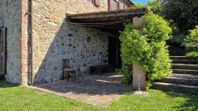 Rustico ristrutturato con ampio terreno e vista panoramica in vendita a Roccastrada