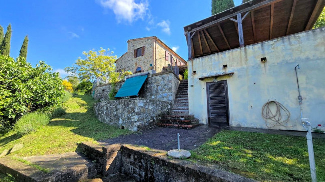 Rustico ristrutturato con ampio terreno e vista panoramica in vendita a Roccastrada