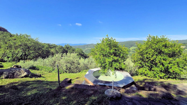 Rustico ristrutturato con ampio terreno e vista panoramica in vendita a Roccastrada