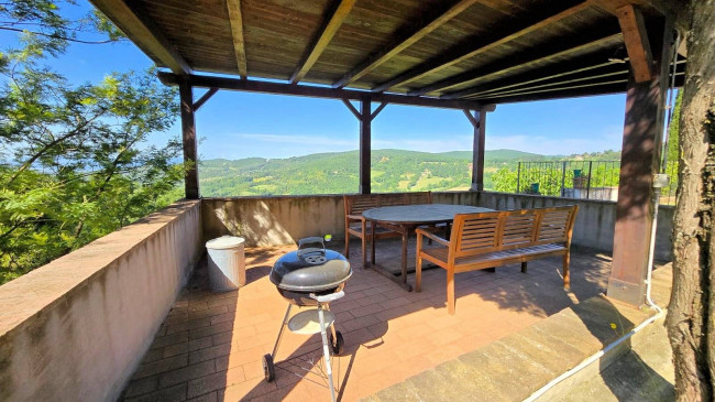 Rustico ristrutturato con ampio terreno e vista panoramica in vendita a Roccastrada
