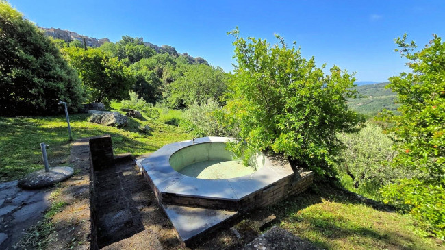 Rustico ristrutturato con ampio terreno e vista panoramica in vendita a Roccastrada