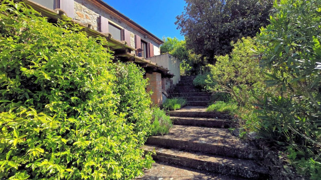 Rustico ristrutturato con ampio terreno e vista panoramica in vendita a Roccastrada